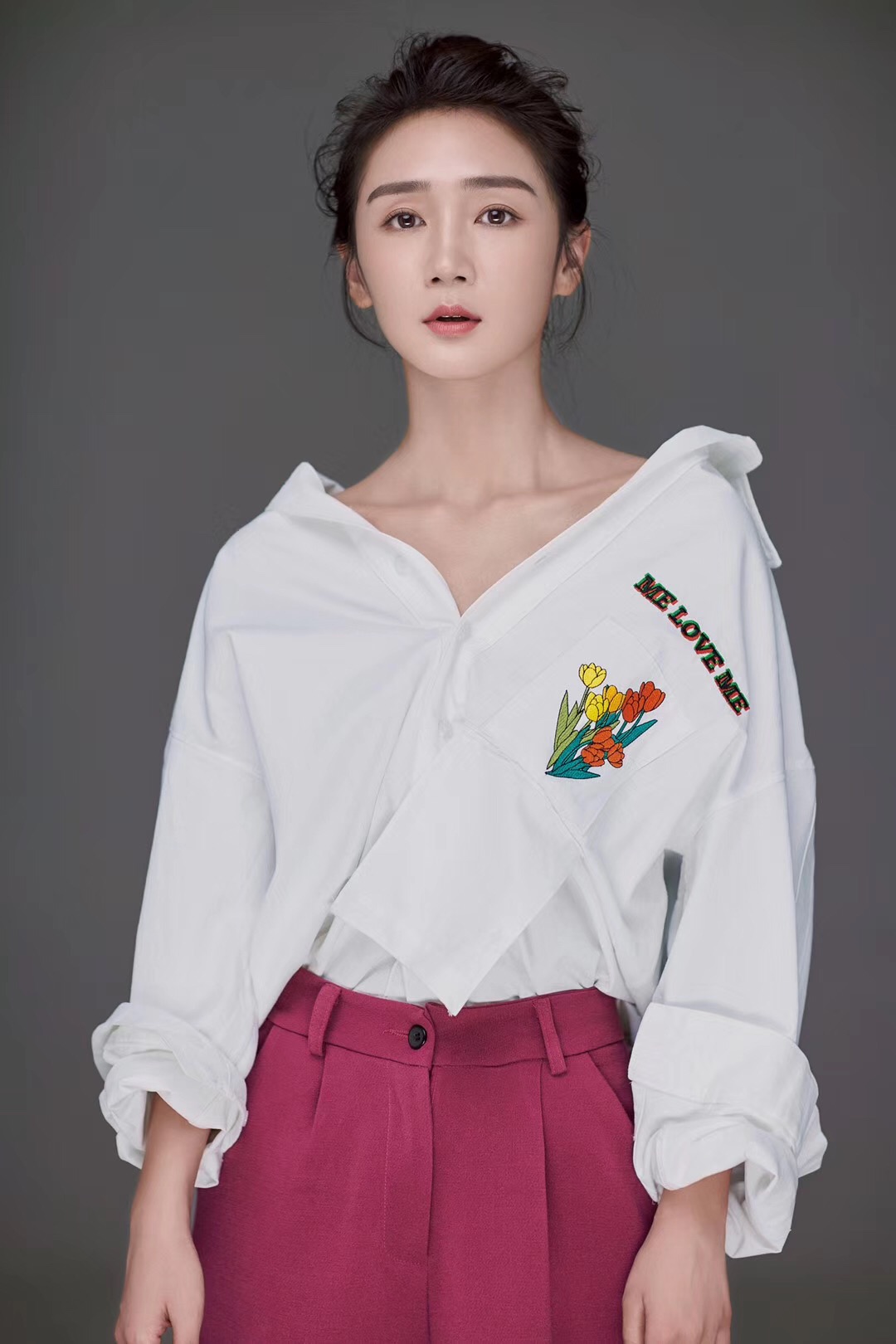 原名黄婧,出生于黑龙江省,毕业于上海戏剧学院表演系,中国内地女演员