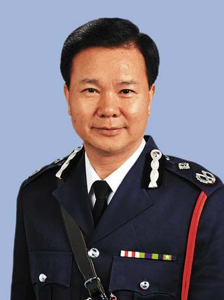 加入 a target="_blank" href="/item/香港警察">香港警察 /a>队,成为