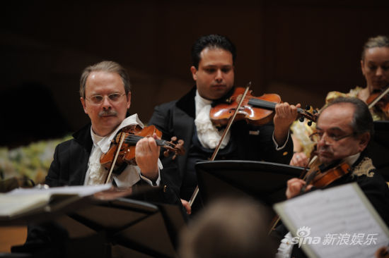 演奏家,指挥家组成,因在历史上经常受邀于维也纳宫廷宴会和音乐会演出