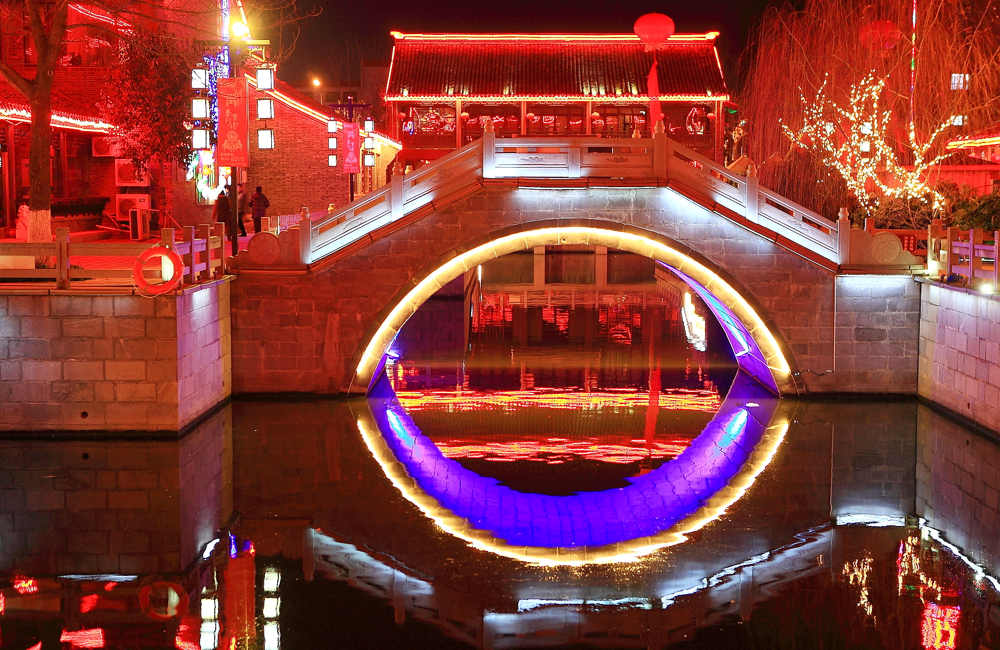  p>盐镇水街是盐城市海盐历史文化风貌区的重要组成部分,位于 a href=