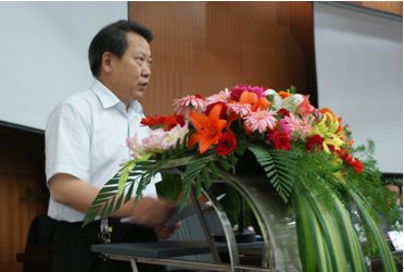 1956年10月出生,四川<a target="