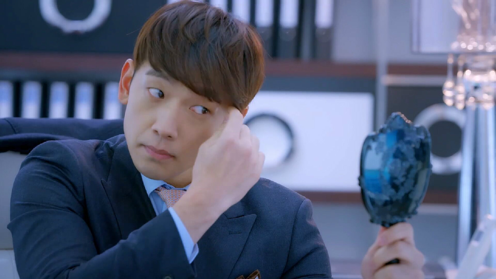  p>郑智薰(rain),1982年6月25日出生于韩国首尔,韩国流行男歌手,演员