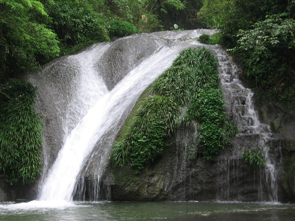  p>桂林古东 a href="#" data-lemmaid="30636">瀑布 /a>距市区25公里