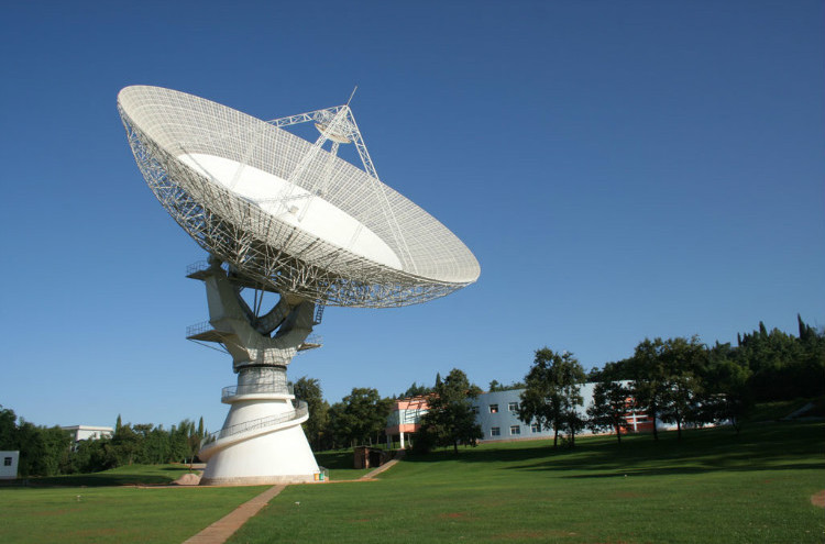  p>射电望远镜(英文名称radio telescope)是指观测和研究来自天体的 a