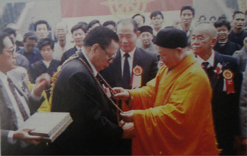  p>广东省潮州开元寺方丈,岭东佛学院院长,新兴国恩寺方丈定然法师