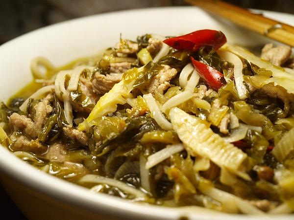  p>雪菜春笋肉丝面是一道美食,主料为面条(生)适量,猪肉1小块.