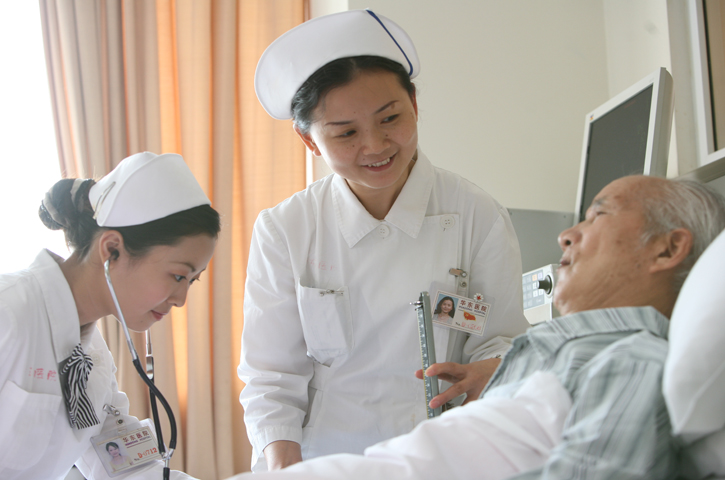 有条理,有目的,有计划的完成基础或常规护理,观察了解病人体表