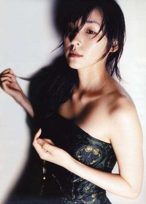  p>麻生久美子,1978年6月17日出生于日本千叶县,日本影视女演员,毕业