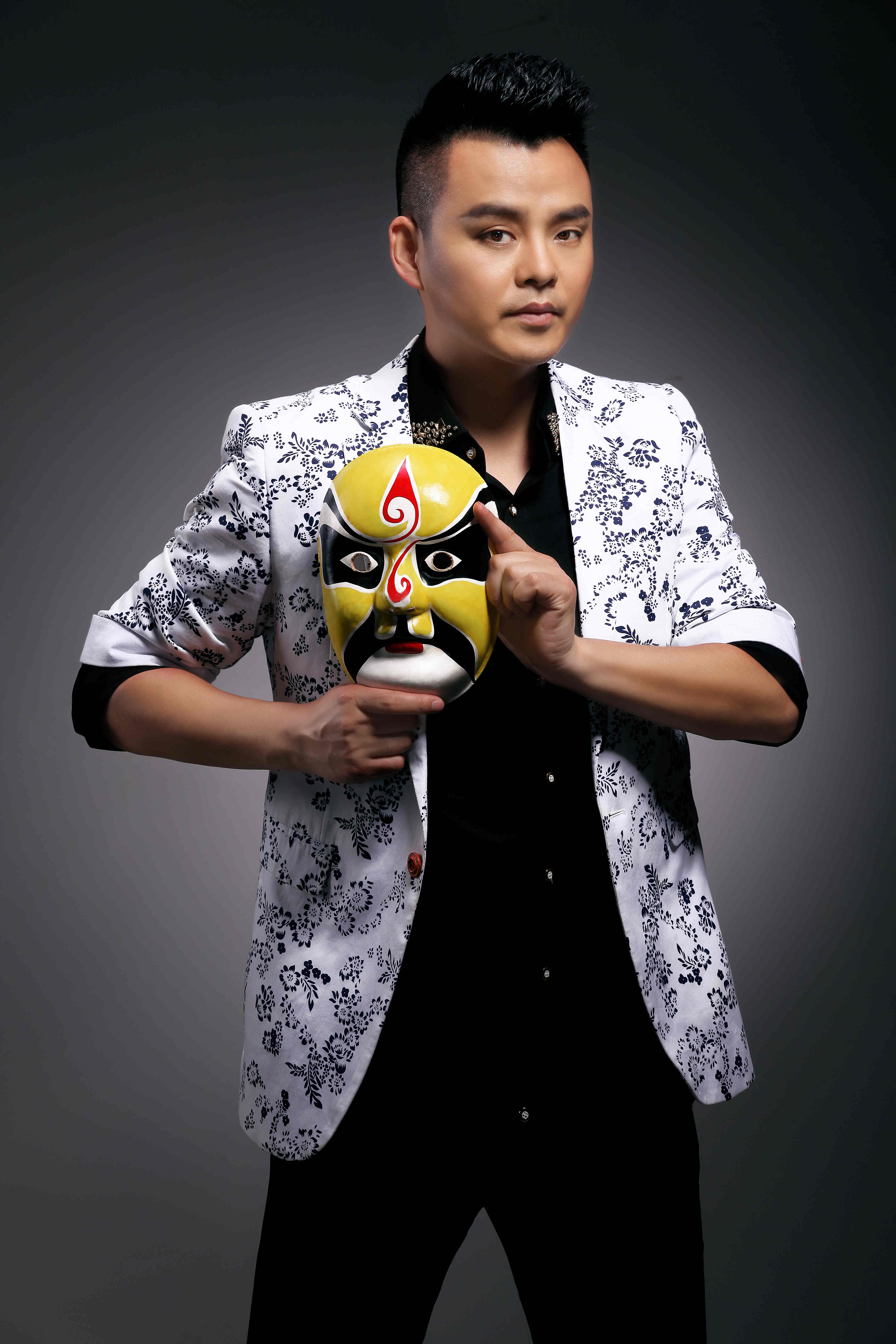 川剧变脸的正宗传人,中国内地男歌手,国家二级演员,词曲创作人,曾就职