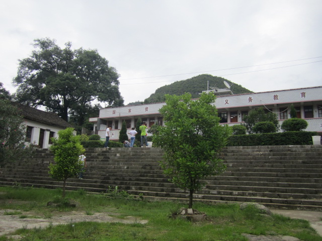  p>羡塘乡比纳村是一个典型半山地半山盆地的行政村,位于乡境内南面