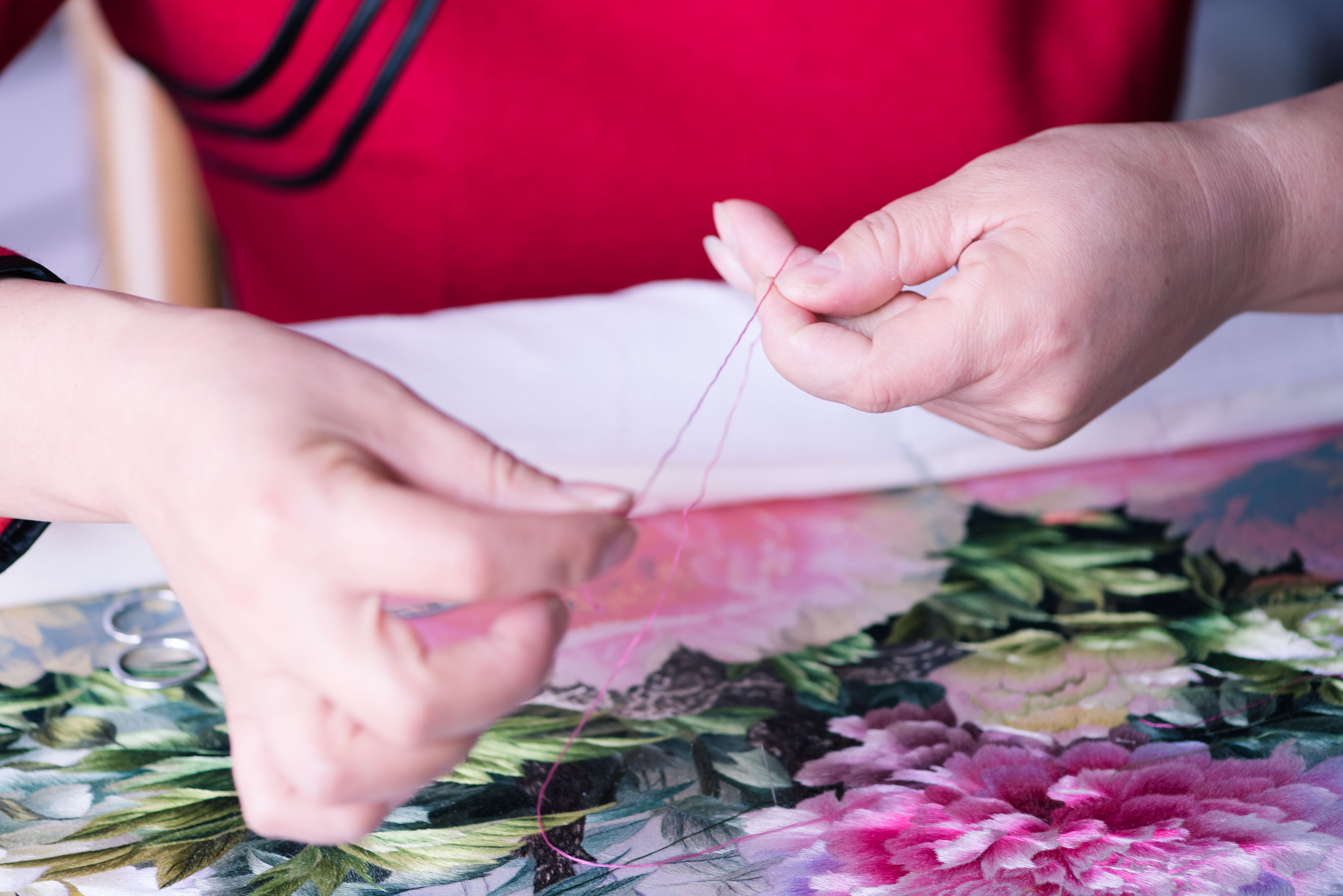 国际注册工艺美术师,江苏省优秀民间文艺人才,苏州市镇湖刺绣协会理事