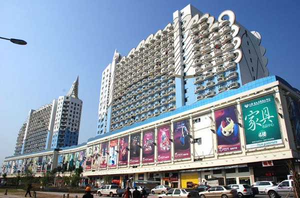  p>福州宝龙广场占地107亩,总建筑面积达22万㎡,其中商业面积约16万㎡