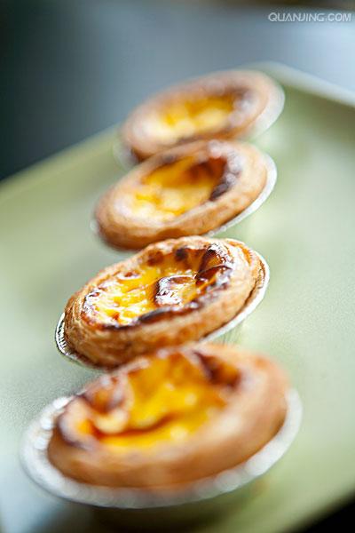  p>蛋挞(dàn  b> i>tà【第四声】 /i> /b>)(egg tart),是一种以蛋浆