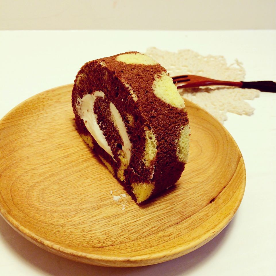 可可波点奶油蛋糕卷