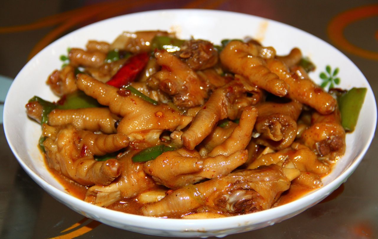  p data-id="t8k1n4eiugeh">川味红烧鸡翅是以鸡爪,大蒜为主料的菜品.