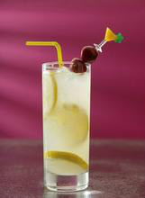  p>汤姆柯林斯(tom collins),这款鸡尾酒是柯林斯家族中的王牌"汤姆"