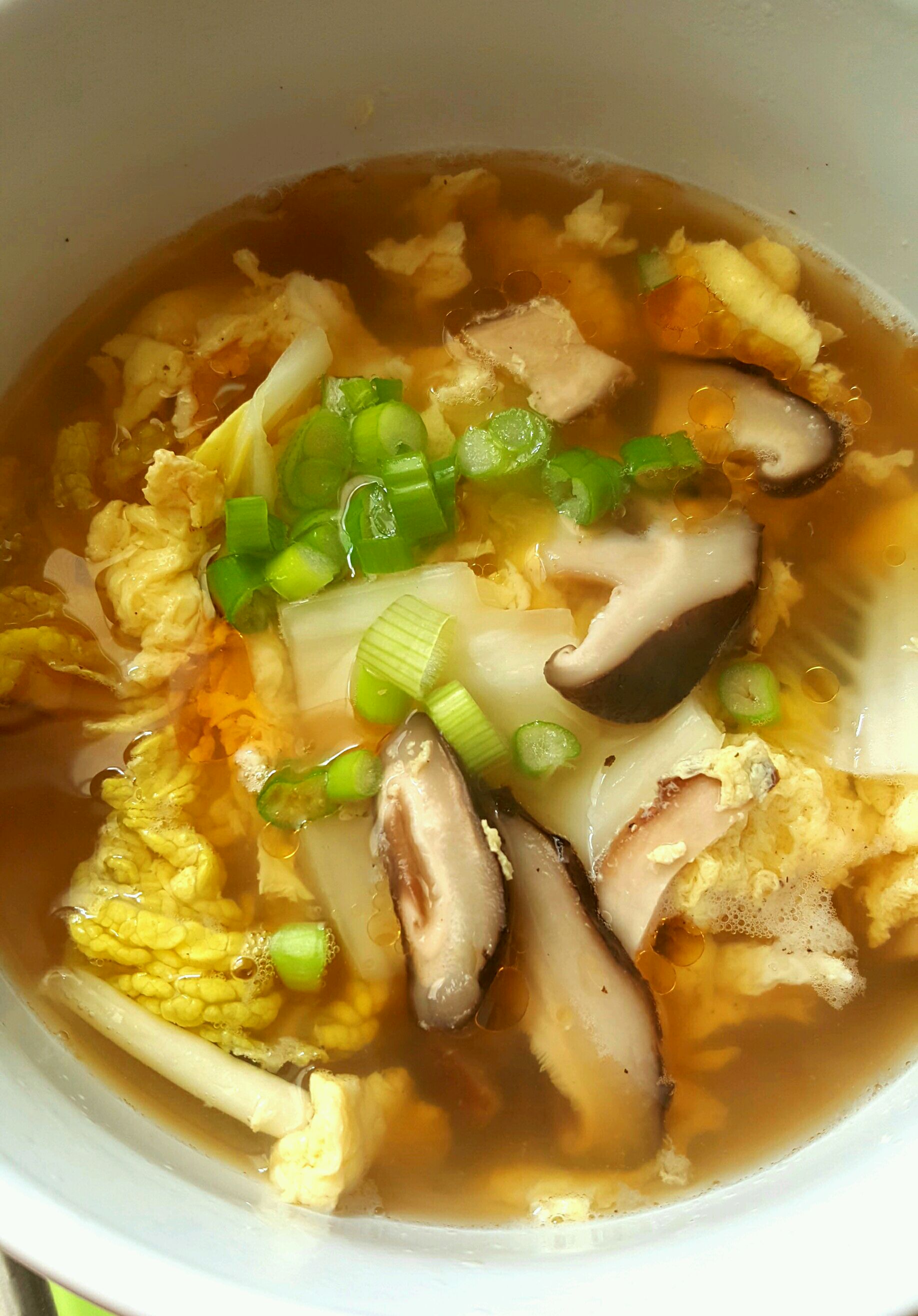  p>香菇鸡蛋汤是一道美食.主原料鸡蛋2只,新鲜香菇3~4个. /p>