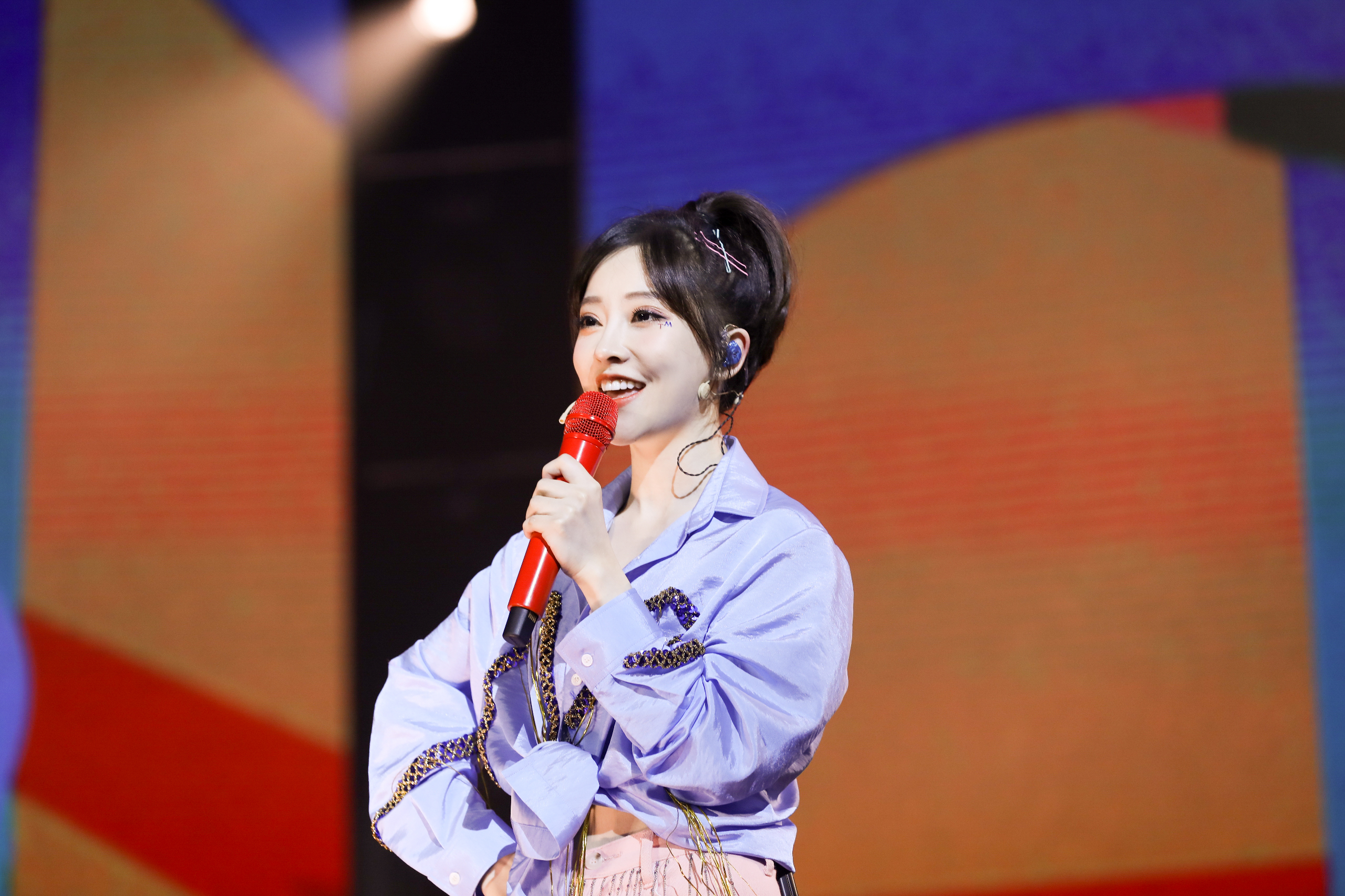  p>冯提莫,本名冯亚男,1991年12月19日出生于重庆市万州区,中国内地女