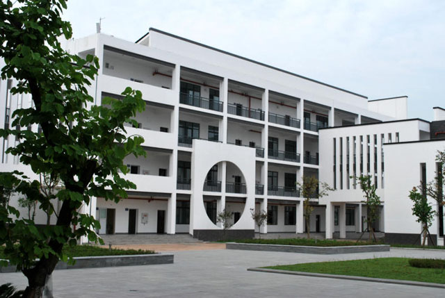  p data-id="gnbu2f0mpf">成都市石室白马中学,位于成都市彭州市天彭