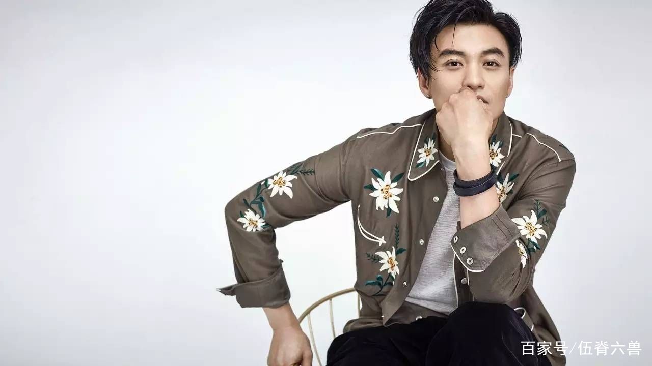 首登春晚搭档闫妮周一围，一直被嘲“路人”的她为何资源这么好？_百科TA说