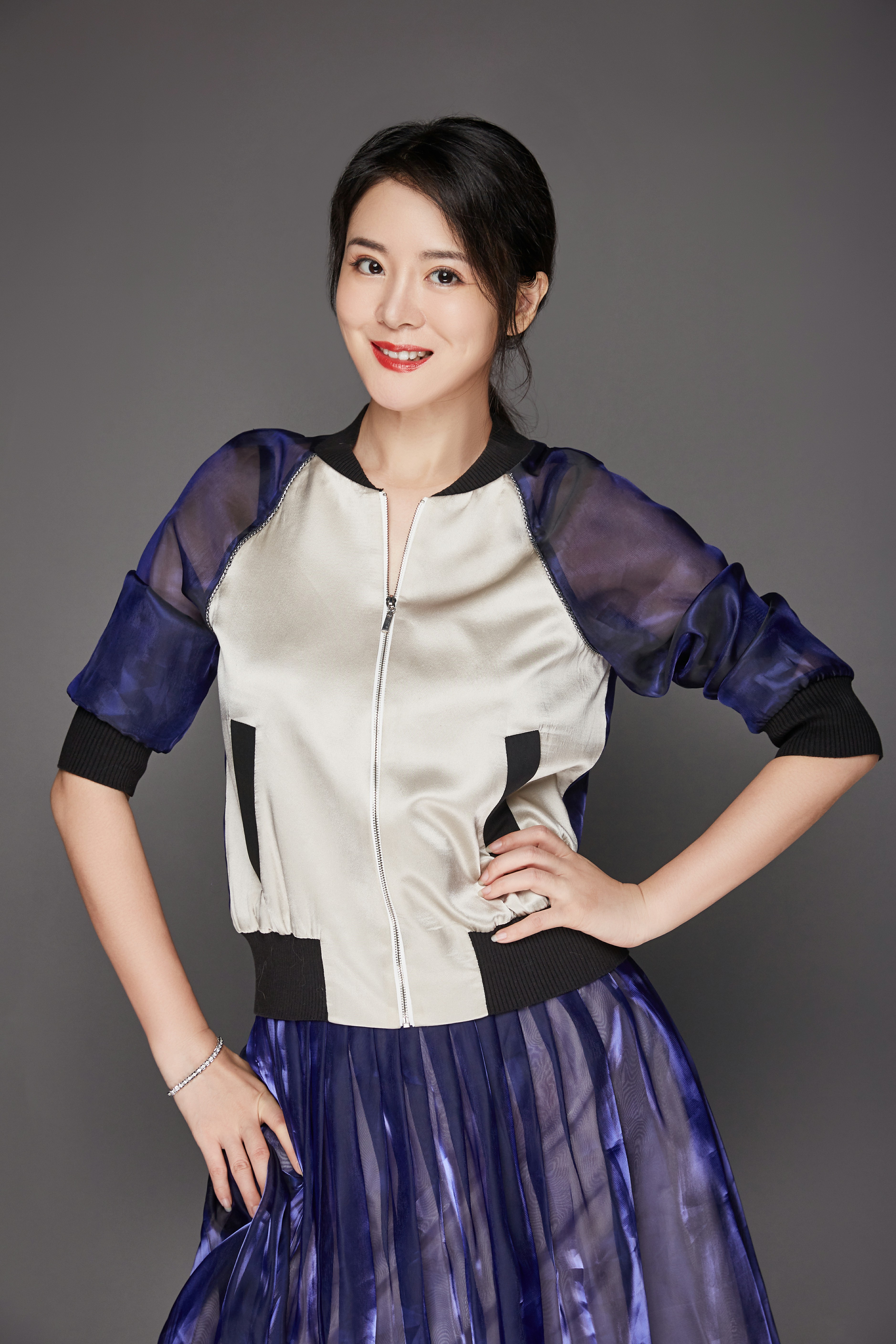  p>李鑫雨(英文名:cindy),本名:李欣雨,出生于陕西省,后移居中国香港