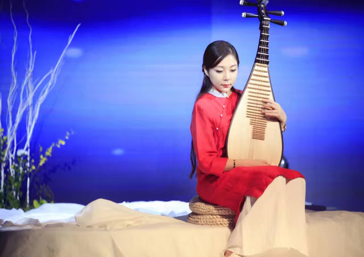 女,青年琵琶 a target="_blank" href="/item/演奏家/134332" data