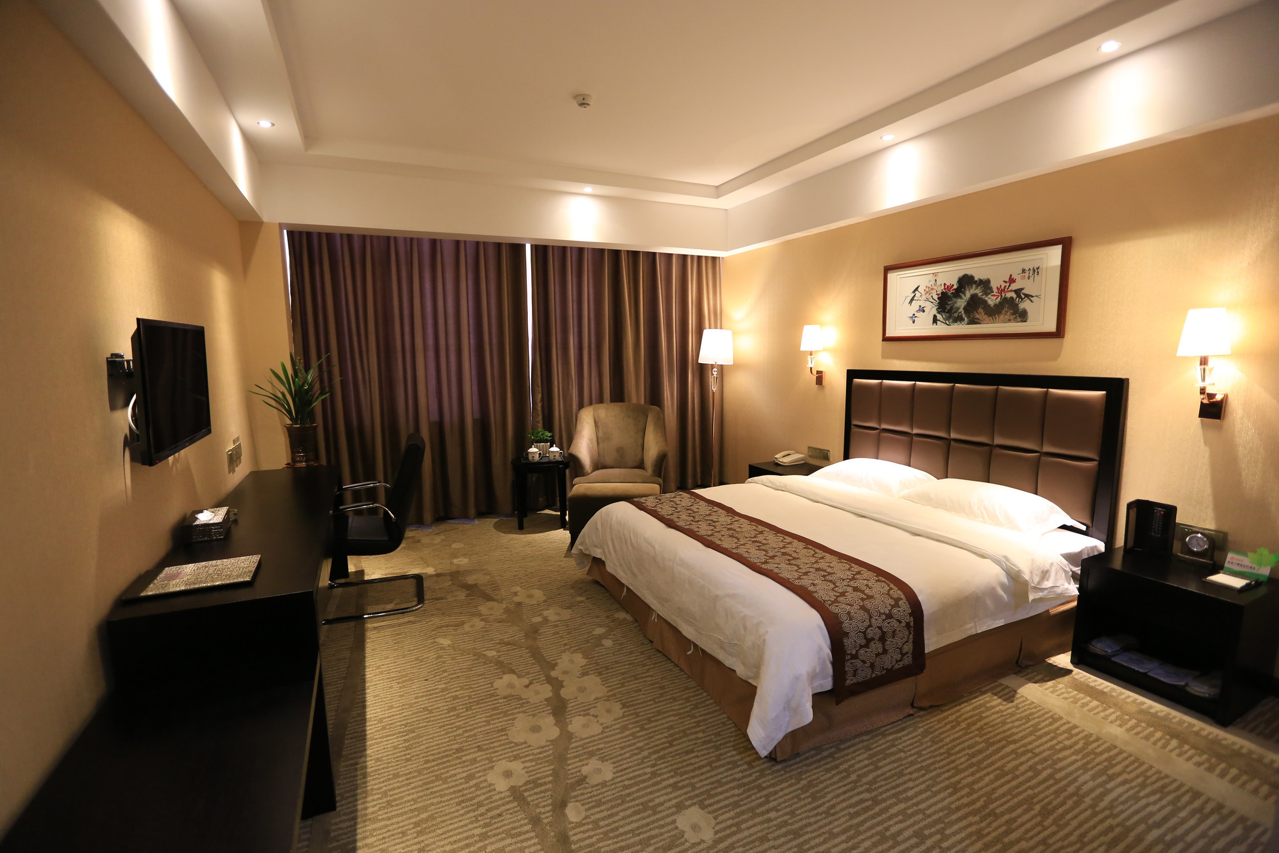 装饰风格时尚,简约,讲究,拥有标准间,大床间客房,套房100余间