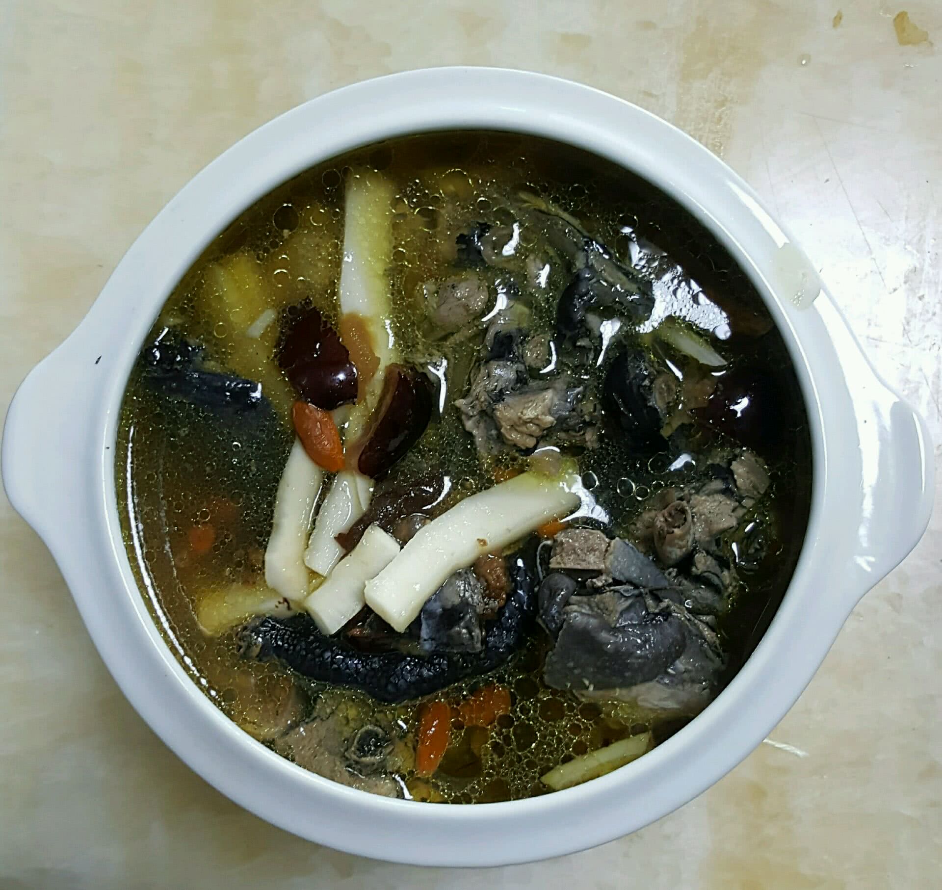 煲乌鸡汤