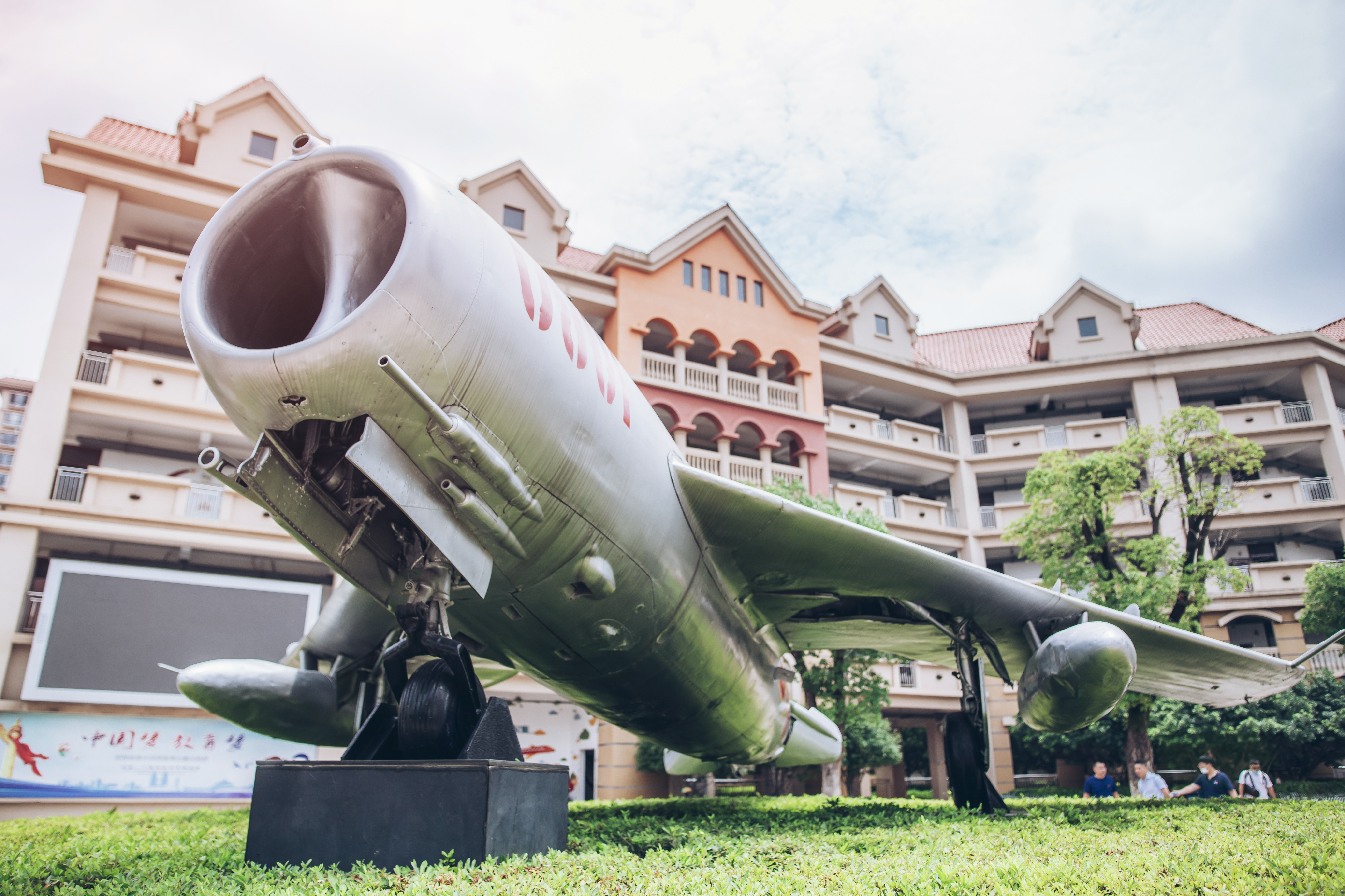 学校地处江西省南昌市红谷滩新区岭北一路,邻近南昌