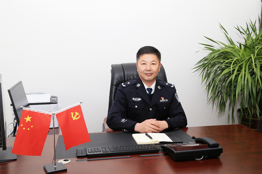 吉林梨树人,中共党员,大学本科学历,教育学硕士学位,三级警监