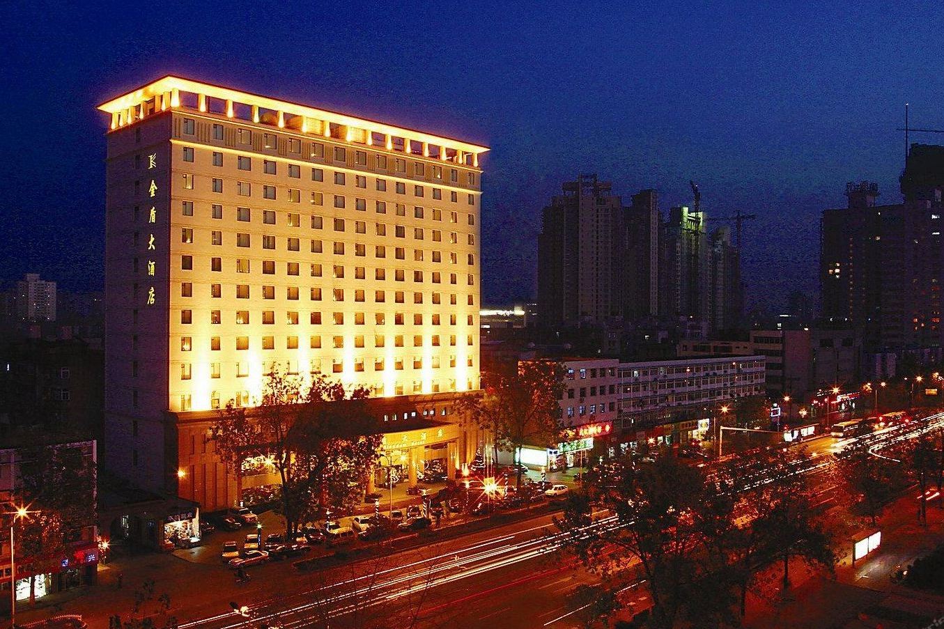  p>武汉金盾大酒店坐落于交通便利的汉口机场河,于2003年2月28日开业