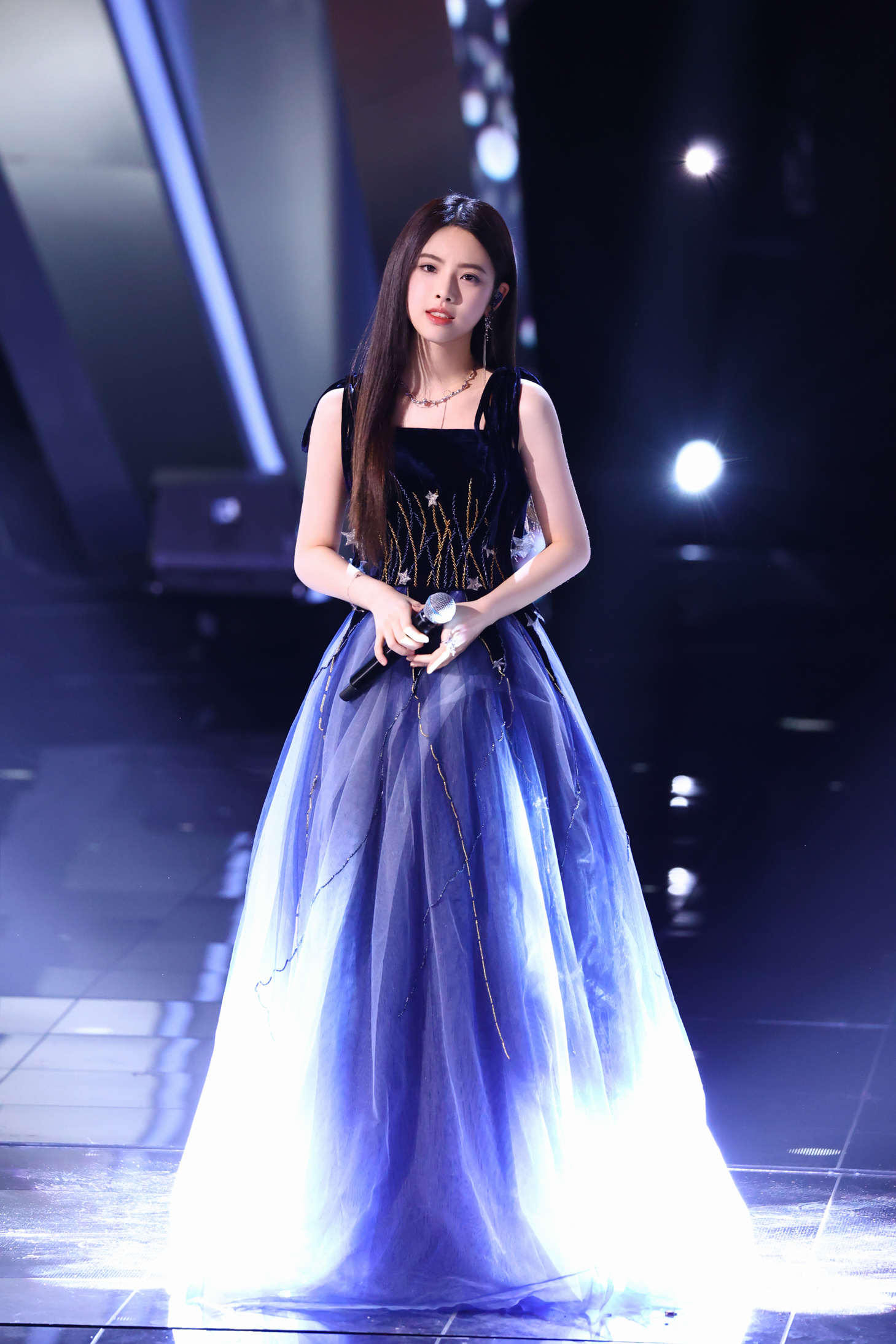 月27日出生于中国香港,就读于深圳大学工商管理专业,华语流行乐女歌手