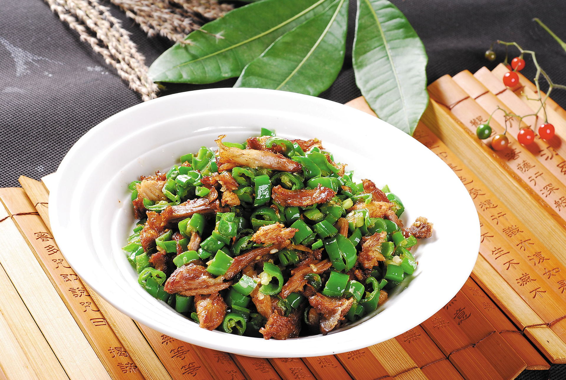  p>青椒剔骨肉是一道简单的家常菜,主料是 a target="_blank" href="