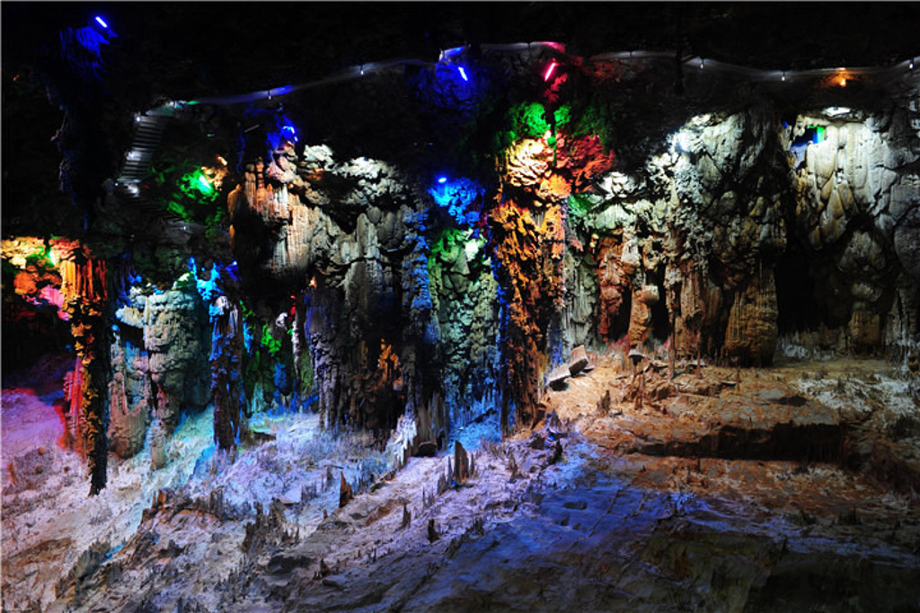  p>鸳鸯洞位于 a target="_blank" href="/item/凤山县">凤山县 /a>