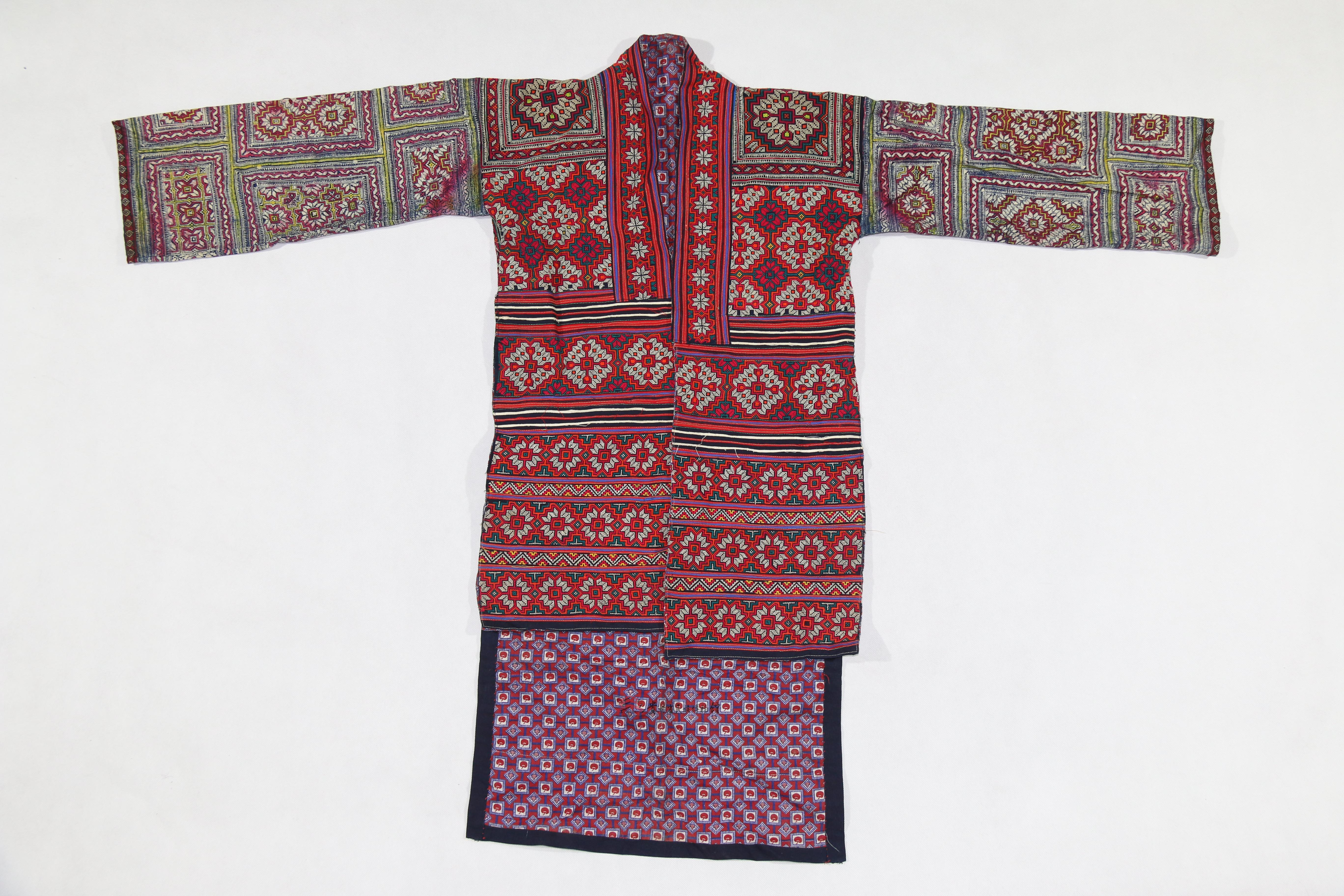 当代六枝苗族挑花八角花纹对襟衣