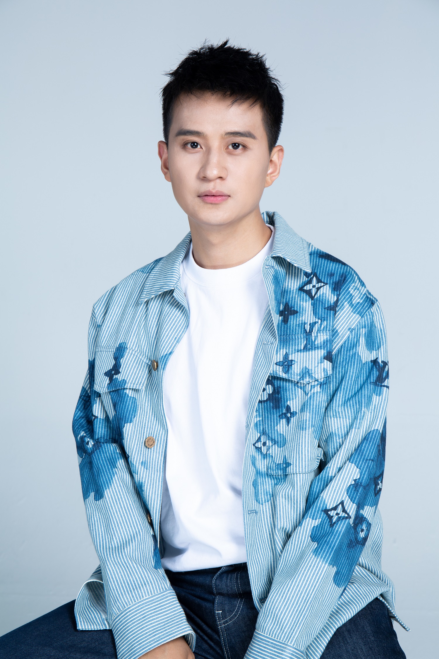 18日出生于安徽省宿州市,毕业于重庆大学美视电影学院,中国内地男演员