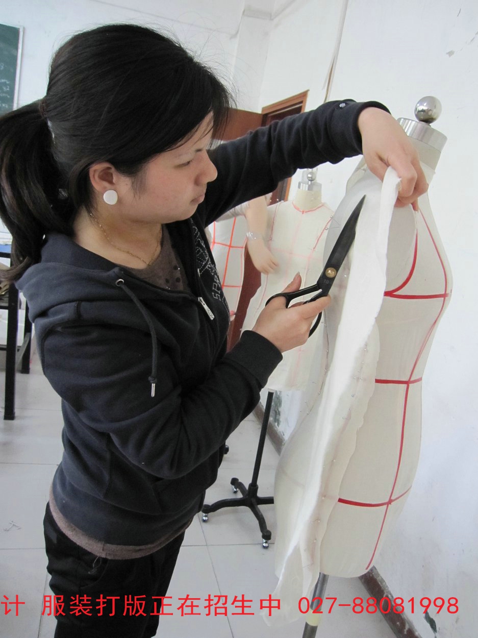 "8696090">打版 /a>做成 a href="#" data-lemmaid="363395">纸样 /a>