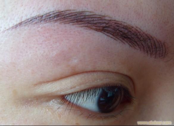  p>月棱眉,别称月眉.特点是形如上弦之月眉尖与眉梢较尖.