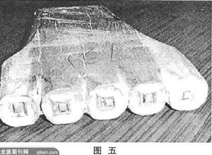 初一,祀神及先祖,剪纸不断至丈余,供于祖前,谓之"阡张",焚之. /p>