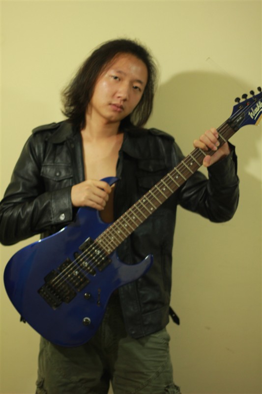  p>籍贯四川南充,生于80年代,中文名黄飞龙.