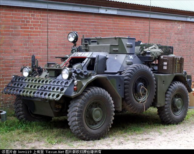 费列特轮式侦察车