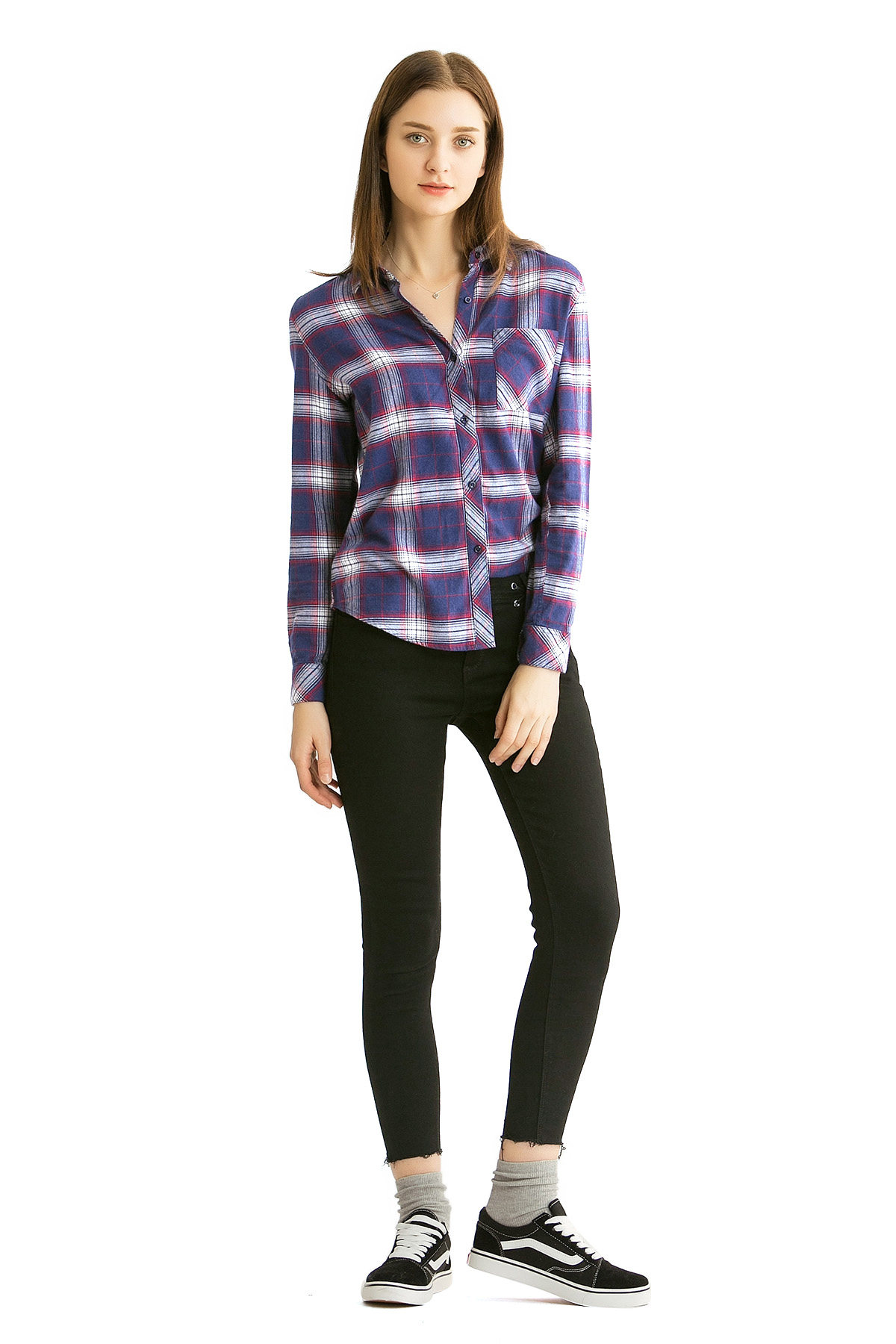 凸显舒适感,宽松的廓形以及经典的格子纹路展现出美式的周末休闲风