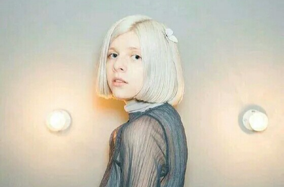 ">aurora aksnes,出生于1996年6月15日,来自挪威卑尔根的流行乐女歌手