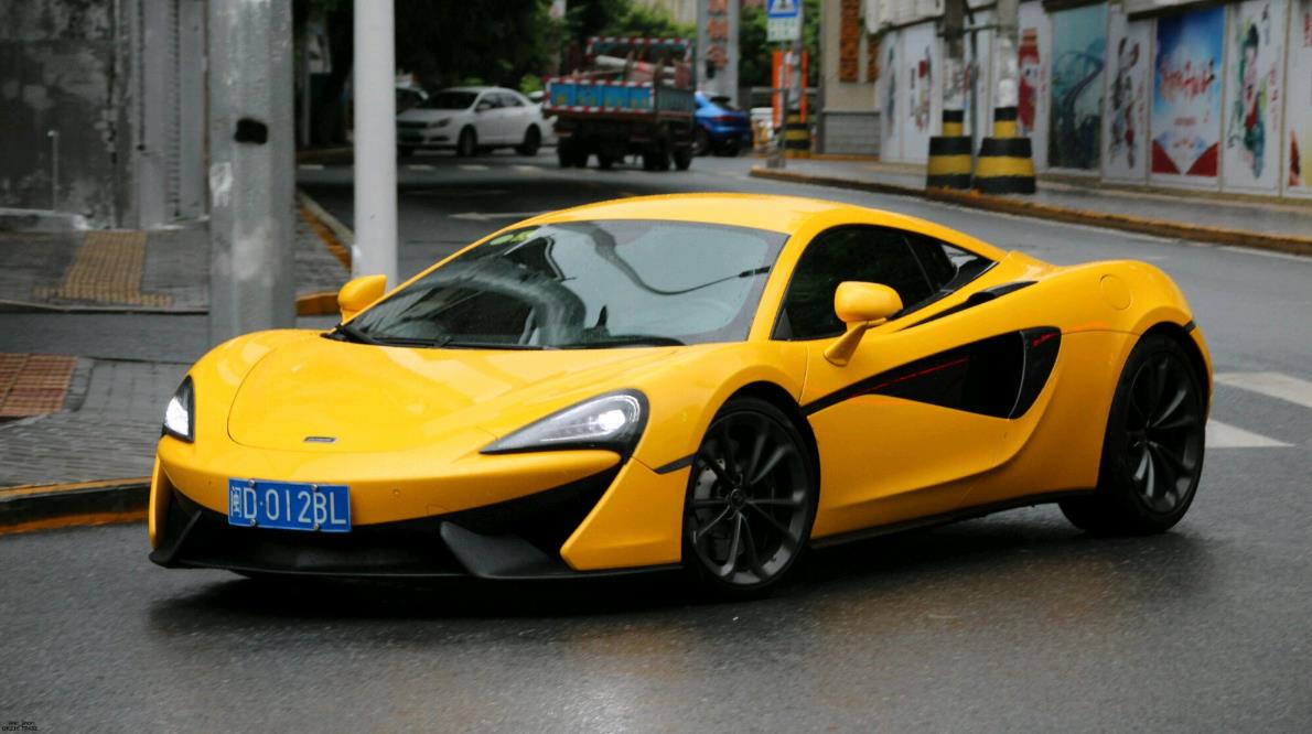  p>跑车的英文名是sportscar或sportycar,属于一种低底盘, a target="