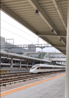 <p>复兴号高速通过广元站