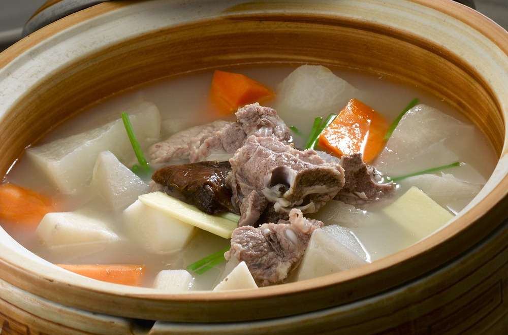  p>萝卜淮山猪骨汤是一道广东省的传统名菜,属于粤菜系.