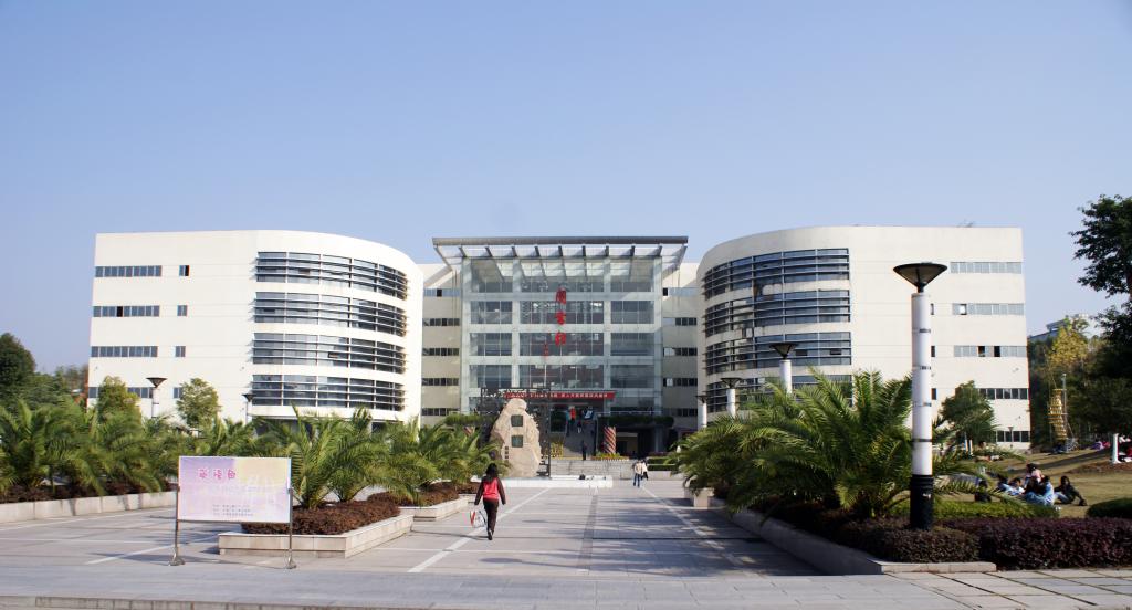 university)是经教育部批准由原武汉水利电力大学(宜昌)和原湖北三峡