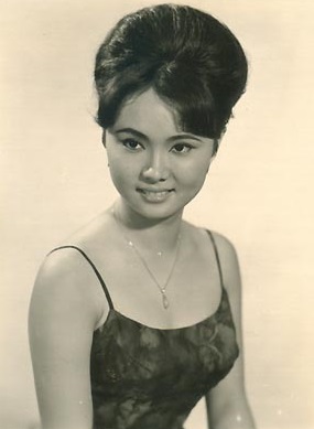  p>雪妮是湖北人,1945年出生,两岁随迁香港.