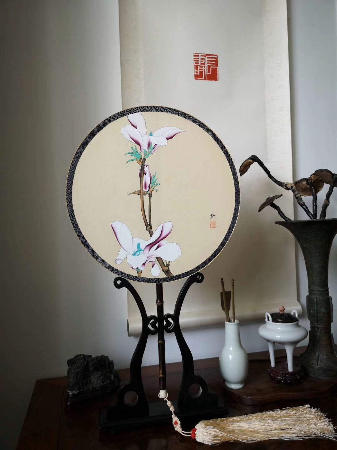 data-lemmaid="130605">汉族 /a>传统工艺品及艺术品,是一种圆形有柄