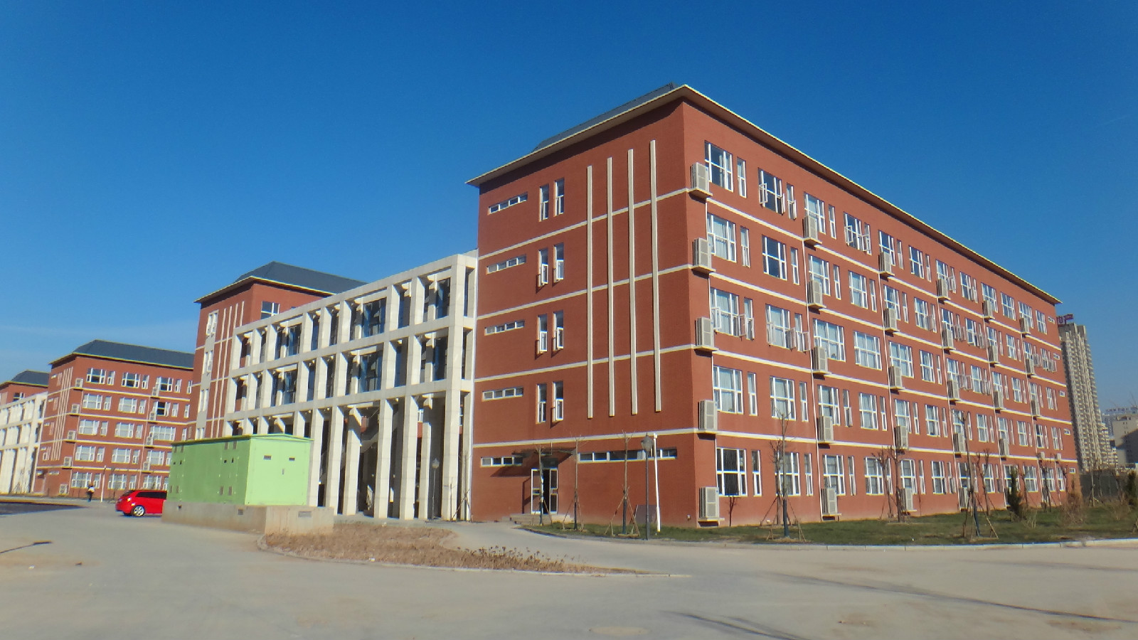  p>沧州一中始建于1913年,为河北省首批重点中学,中学百年名校.